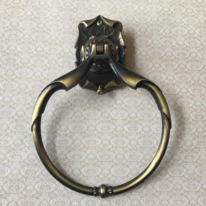 Anillo para toallas Amerock Carriage House, estilo vintage de los años 70, bronce antiguo. Anillo para toallas Amerock de pared, estilo MCM, para baño.