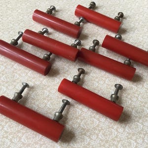 Può includere: Una tazza di ceramica bianca con manico nero e la scritta "But First, Coffee" in nero, in grassetto. La tazza è appoggiata su una superficie bianca.