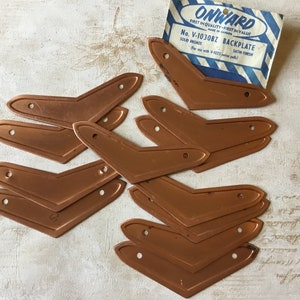 Placas traseiras com acabamento em cobre acetinado Chevron Retro Atomic, furos de montagem central de 3”, conjunto de 12 placas traseiras Onward No.V-1030BZ