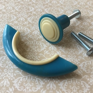 Piccola maniglia per armadio vintage in plastica blu e bianca, stile Art Déco, anni '40/'50, con lati scanalati e pomello abbinato, con bordo scanalato.