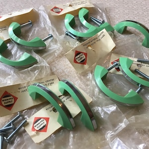 Tiradores Art Deco Jadeite Verde Cromados, juego de 9, Hollymade Early Plastic Vintage Cabinet Pulls con centros de 1 7/8” estilo años 40.