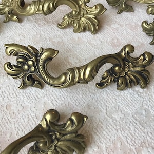 Vintage 1968 4” French Provincial Drawer Handle pair of French Provincial Cabinet Pull Vanity Door Handle with 2 1/2” Centre Holes
