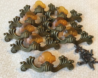 Lot de 8 poignées art déco en celluloïd, celluloïd ambre des années 30, art déco de 5 3/8 po. avec centres de 3 3/4 po.