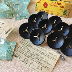 Juego de 10 pomos para cajones Atomic Star, nuevos de stock antiguo (NOS) de la década de 1950, de montaje individual, color negro ébano con detalles dorados. Tiradores para cajones Mercedes Star, nuevos de stock antiguo (3301).