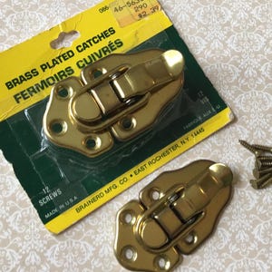 Cierres antiguos para baúles. Par de cierres antiguos chapados en latón de Brainerd Manufacturing Co., diseñados para cajas o baúles. EE. UU., Rochester, NY.