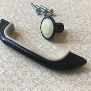 Maniglia per armadio vintage in plastica, stile Art Déco, bianca e nera, anni '40/'50, con lati scanalati e pomello abbinato, con bordo a gradini e scanalatura laterale.