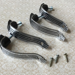 Ensemble de 4 poignées de placard chromées avec bande noire Amerock des années 50, référence E08215, chromée avec lignes noires avec centres de 2 1/2 po. États-Unis