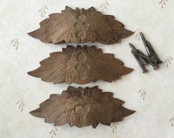 Antike geschnitzte Holz Apothekerschrank Griffe Set mit 3 handgeschnitzten antiken Holz Cup / Bin Schubladengriffe viktorianische Holz Schubladengriffe aus dem Jahr 1800