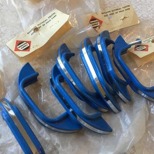 Poignées de meuble Art déco à rayures bleues et chromées des années 1940/50 avec centres de 2 3/4" Ensemble de 8 poignées vintage New Old Stock en plastique bleu et chrome