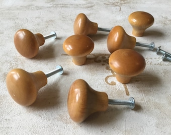 Conjunto de 8 puxadores de gaveta de madeira vintage, puxadores de armário de madeira com pedestal reciclado vintage dos anos 1960, puxadores de armário de madeira vintage