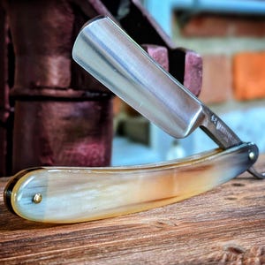 NOS 6/8 Otto Bush World Master #42 Straight Razor,  Honey horn scales
