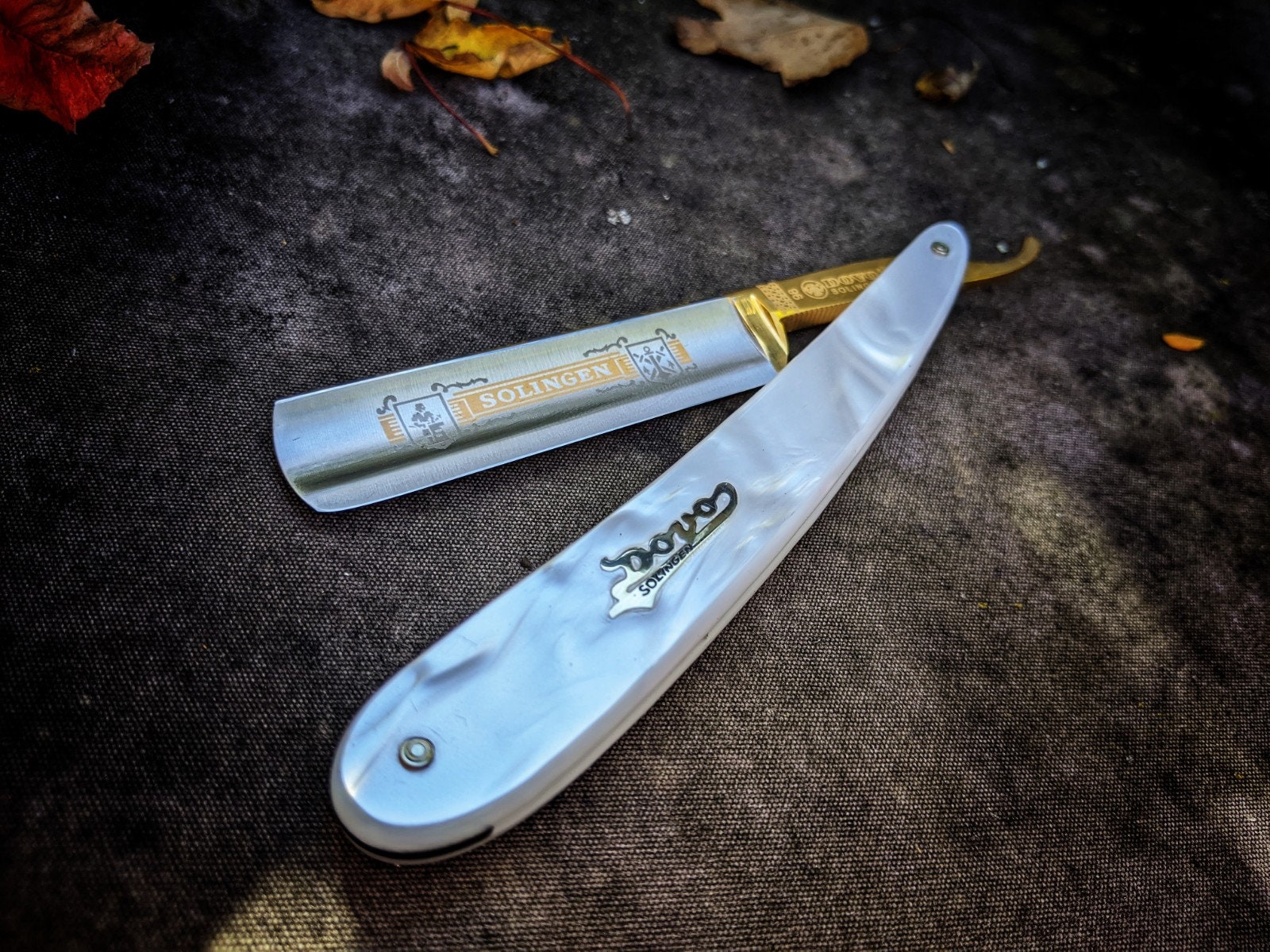 Beautiful Brand new Dovo worked spine 5/8 Straight Razor gold Shave