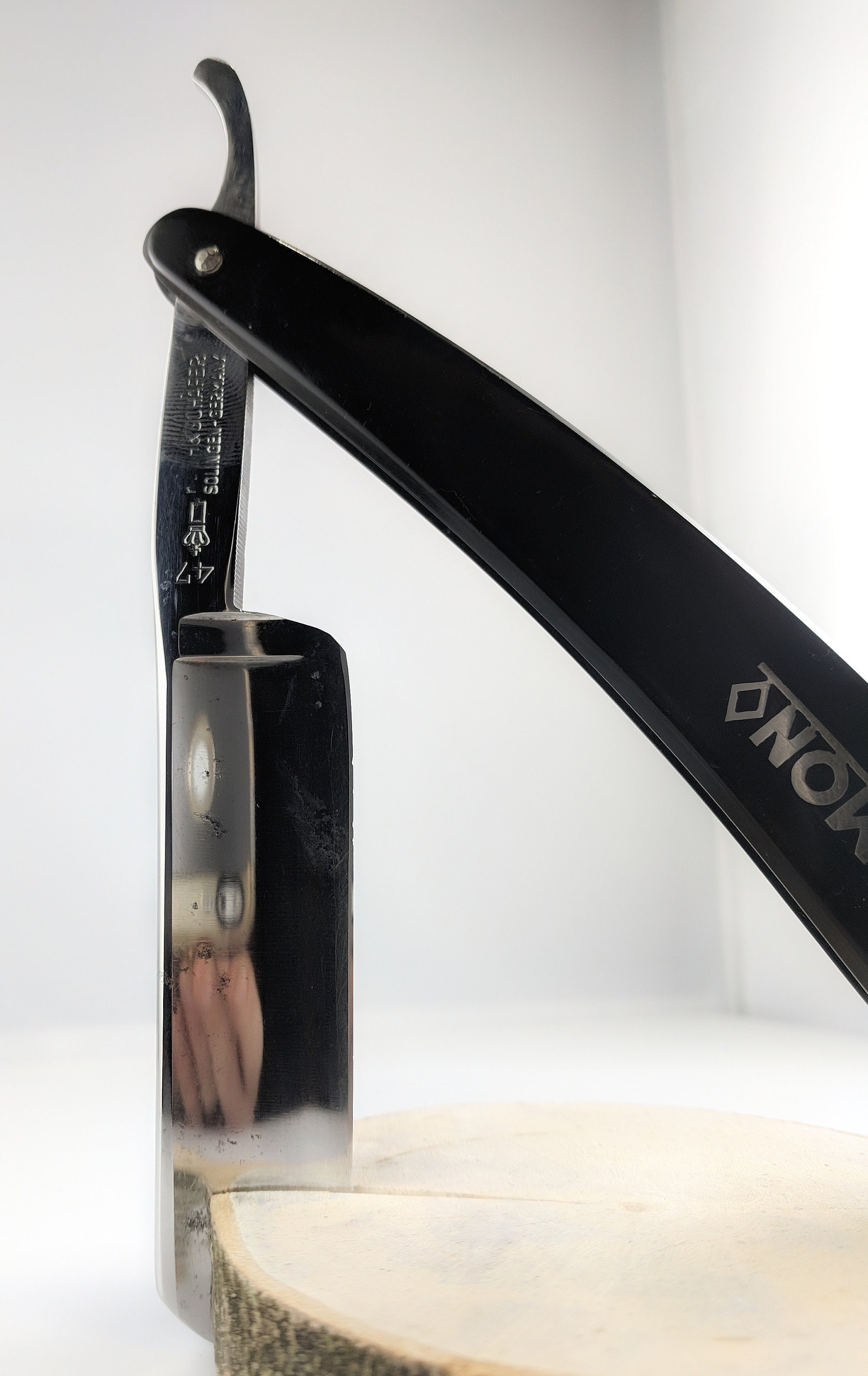 Kama Schaefer 47 straight razor C mon Scales MassiveSelf Care