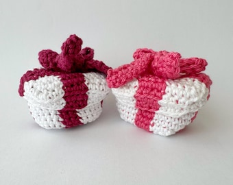 Mini gift box crochet, mini Christmas Present Crochet Pattern, crochet mini box, crochet christmas gift box, christmas ornament gift box