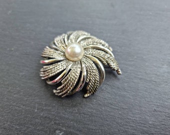 Vintage 70s brooch Sarah Coventry Canada