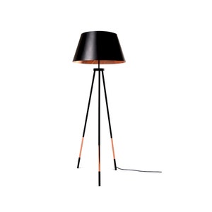 Lampadaire trépied noir Lampadaire moderne Lampe moderne Mid-Century avec touches de cuivre Lampadaire noir Lampe design Lampadaire minimaliste