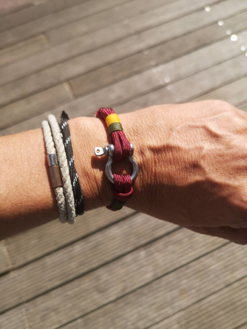 Bordeaux Small stainless steel shackle bracelet
