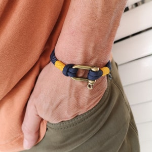 shackle bracelet
