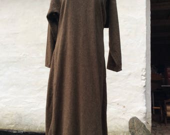 Handgenaaide Vikingtijdjurk