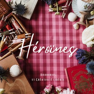 Pode incluir: Uma composição de bordado com fios coloridos, flores e um livro sobre uma toalha de mesa xadrez rosa. O texto "Héroïnes" é visível.