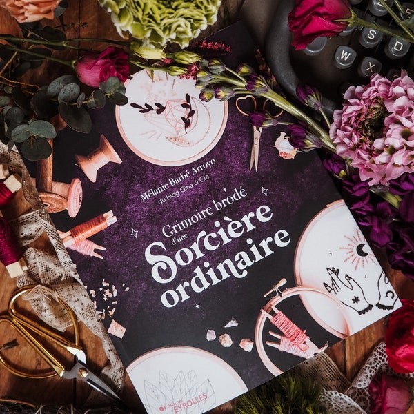 Grimoire Brodé d’un Sorcière Ordinaire : le livre dédicacé (précommande)