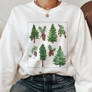 Sweat-shirt graphique de pin. Chemise botanique. Les arbres à feuilles persistantes cartographient le sweat-shirt de la nature. Aquarelle pin arbre chemise à manches longues