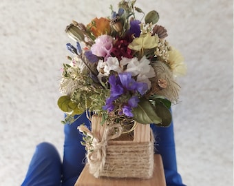 Mini-bouquet of dried flowers. A small bouquet in a ball of wire on an ash stand. Mini souvenir made of dried flowers. N4