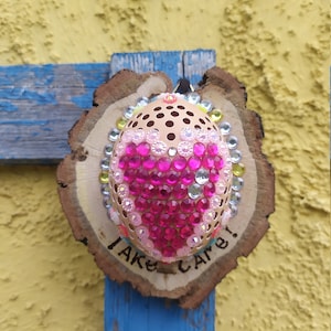 Miniature murale. Oeuf ajouré sculpté sur un disque de chêne. Décor mural.