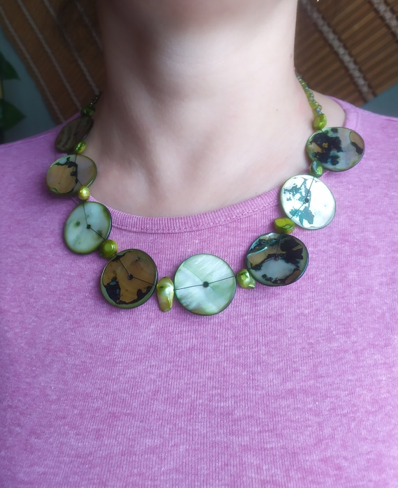 Vintage Green Necklace Made of Mother-of-pearl Disks and Beads
