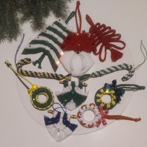 Een set kerstsieraden van 10 stuks. Makrame stijl. Een cadeau voor vrienden voor Kerstmis. Handgemaakt nieuwjaarsspeelgoed.3