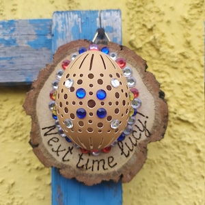 Miniature murale. Oeuf ajouré sculpté sur un disque de chêne. Décor mural. Respectueux de l’environnement.