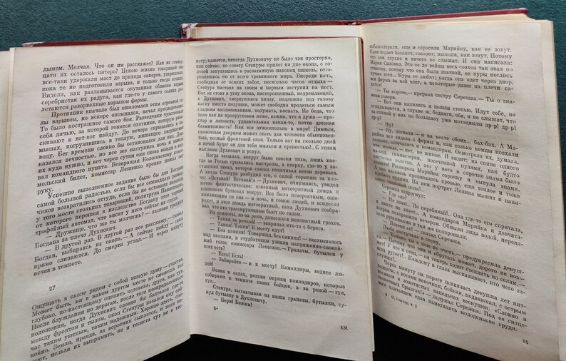 Puede incluir: Un libro abierto con p&aacute;ginas amarillentas y una cubierta roja. El libro est&aacute; abierto en una p&aacute;gina con texto en ruso. El texto trata sobre un grupo de personas que est&aacute;n de viaje. El libro est&aacute; sobre una mesa.