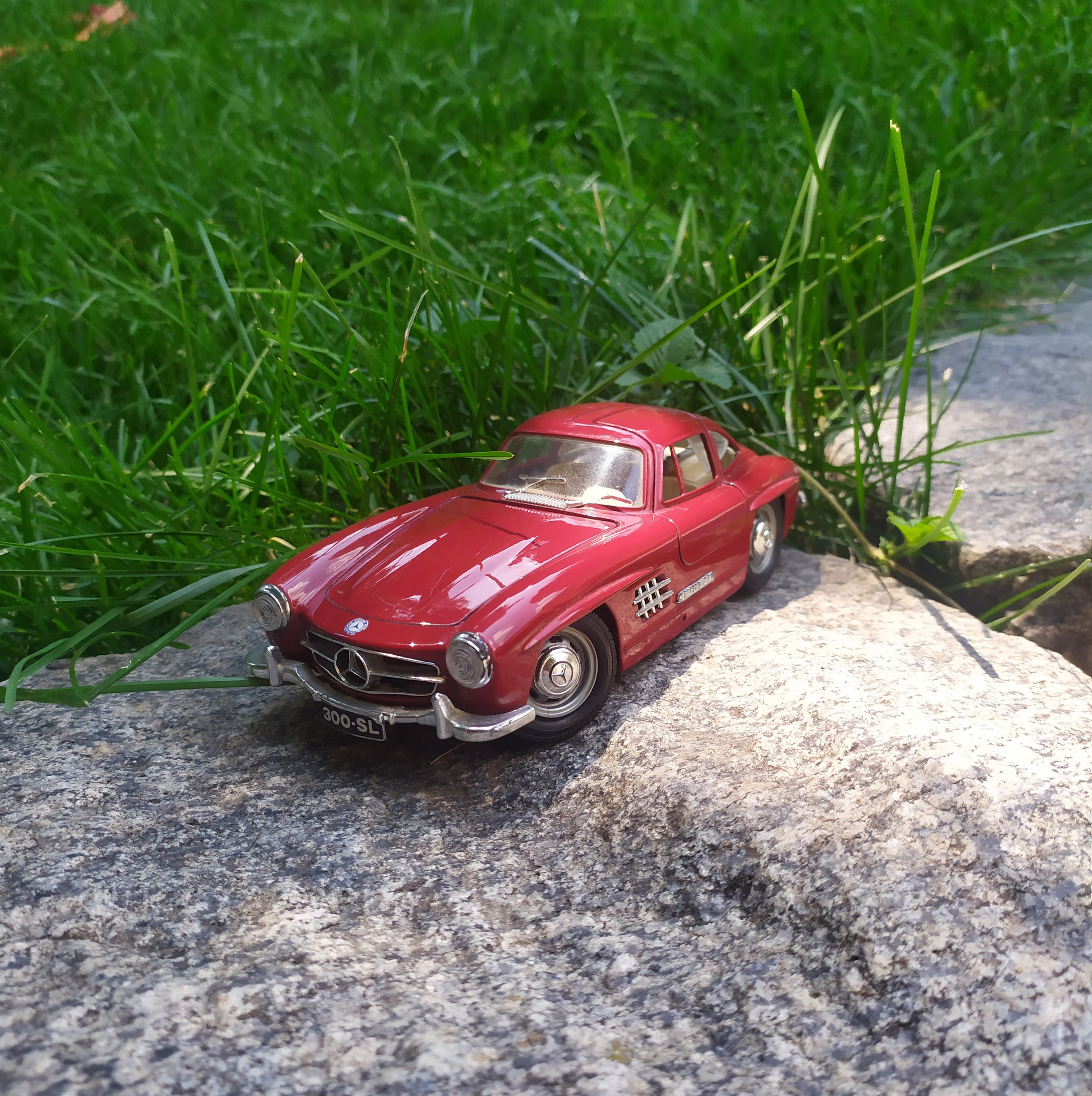 Burago, Italy, 1:24 scale. Collectible model of a 1954 Mercedes-Benz 300SL car.