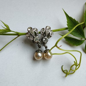 Vintage clip-on earrings with pearls from the 70s. Earlobe embellishment.