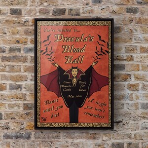 Może przedstawiać: Plakat w stylu vintage reklamujący wydarzenie o nazwie "Dracula's Blood Ball". Na plakacie widnieje wampir w czarnym garniturze z czerwonymi skrzydłami, rozkładający ramiona. Tekst na plakacie brzmi "You're invited to... Dracula's Blood Ball", "Count Dracula's Castle", "Dusk Till Dawn", "May 26th", "Dance until you die!" i "A night you won't remember!"