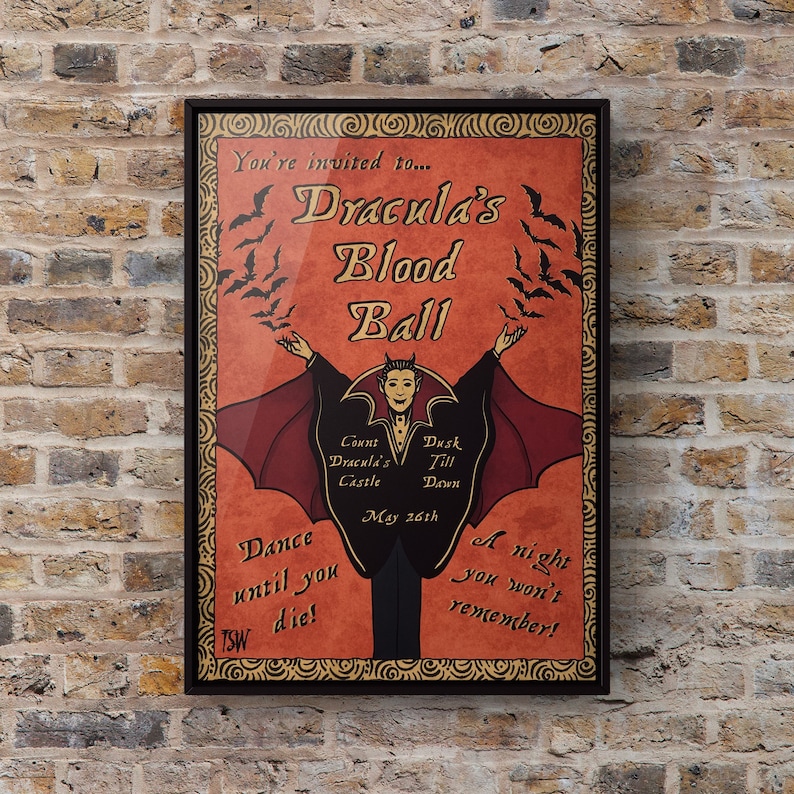Może przedstawiać: Plakat w stylu vintage reklamujący wydarzenie o nazwie "Dracula's Blood Ball". Na plakacie widnieje wampir w czarnym garniturze z czerwonymi skrzydłami, rozkładający ramiona. Tekst na plakacie brzmi "You're invited to... Dracula's Blood Ball", "Count Dracula's Castle", "Dusk Till Dawn", "May 26th", "Dance until you die!" i "A night you won't remember!"
