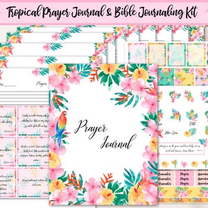 Puede incluir: Kit de diario de oración y diario de la Biblia con temática tropical con ilustraciones florales y de loros. El kit incluye páginas para escribir oraciones, versículos bíblicos y citas. El kit también incluye pegatinas con flores tropicales, piñas y loros.