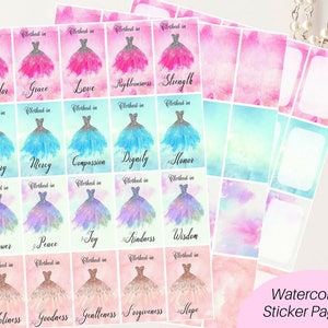 Puede incluir: Páginas de pegatinas de acuarela con fondo rosa, azul y morado. Cada página tiene una pegatina con un vestido brillante y una palabra como "Esplendor", "Gracia", "Amor", "Justicia", "Fuerza", "Gloria", "Misericordia", "Compasión", "Dignidad", "Honor", "Poder", "Paz", "Alegría", "Bondad", "Sabiduría", "Santidad", "Bondad", "Gentileza", "Perdón" y "Esperanza".