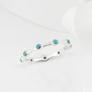 Aura Türkis und Silber Eternity Ring Band mit minimalen einfachen organischen zarten zierlichen minimalistischen Daumenring Dezember Geburtsstein Geschenk