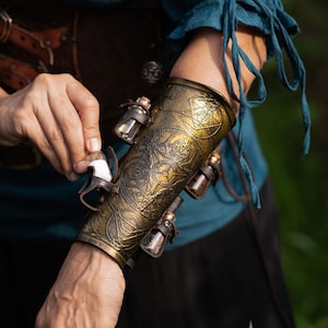 Brazalete de alquimista con Triángulo de Transmutación Mágica. Magos, hechiceros y maestros de lo oculto y lo arcano. Equipado con frascos de pociones.