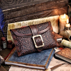 Arcane Hipbag Bolsa de couro medieval em relevo e envelhecida em um estilo premium para ren-fairs de fantasia, cosplay, larp, fadas, renascença