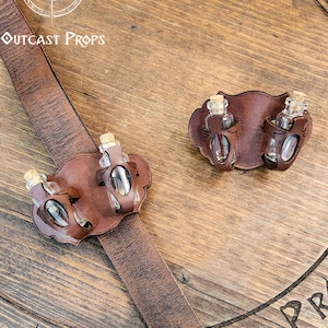Porta pozione da cintura per due piccole bottiglie. Realizzato in pelle per avventurieri, steampunk, alchimisti, guaritori, cosplay o semplicemente per conservare le spezie