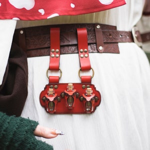 Porte-potions ceinture en cuir pour 3 petites bouteilles. Fait de cuir tanné végétal pour les aventuriers, steampunk, alchimiste, guérisseur ou cosplay