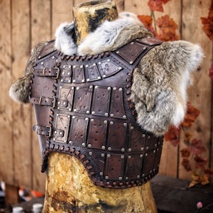 Armure en cuir cloutée - parfaite pour les GN, les cosplay et les collectionneurs - faite à la main avec les meilleurs matériaux tannés de manière écologique