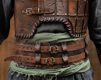 海賊の黒い革のホルスターが付いたLARP用の黒いファンタジーベルト