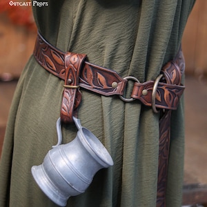 Correa de cuero para jarra, soporte para taza, accesorio de cinturón de feria renacentista, equipo de larp élfico floral, llavero cottagecore, colgador de taza de taberna medieval