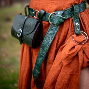 Cintura in pelle artigianale con motivo floreale e anelli a O, ideale per LARP fantasy, rievocazioni medievali, cosplay elfico e festival.