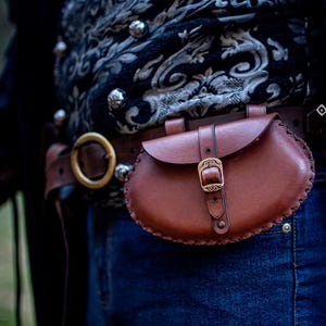 Handgefertigte Leder Gürteltasche in Birnenform - Vielseitige, praktische und einzigartige Mittelalter Geldbörse Leder Hüfttasche für LARP und Cosplay