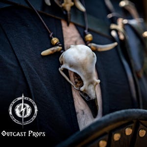 Raven Skull Bone Necklace with Gold-Capped Fangs – Gothic Resin Jewelry for LARP, Cosplay, Medieval Fairs, and Shamanism