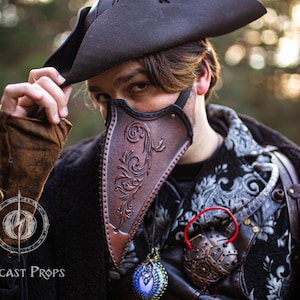 レザー製ペスト医師ハーフマスク LARP アサシンコスチューム ファンタジー ルネッサンス コスプレ 錬金術師 スチームパンク ヒーラー 薬草学者 ローグ 衣装